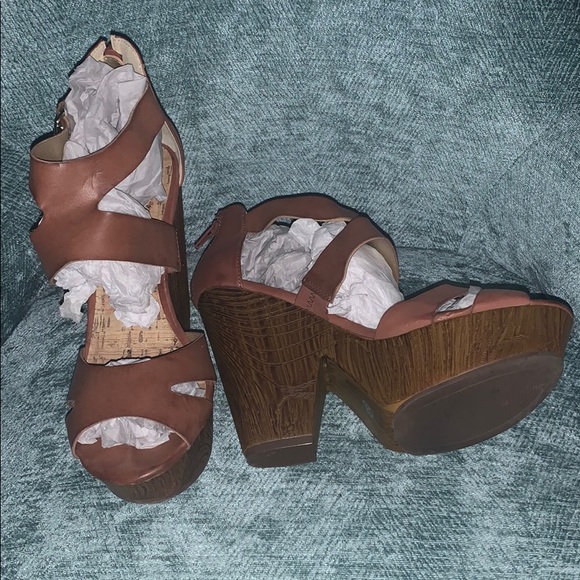 ❄️WINTER SALE PRICE $20❄️ Tan Platform Sandal - Picture 5 of 10